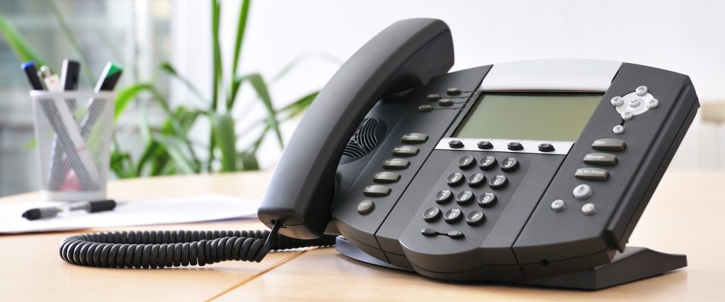 phone_office_desk_80045_3840x2400